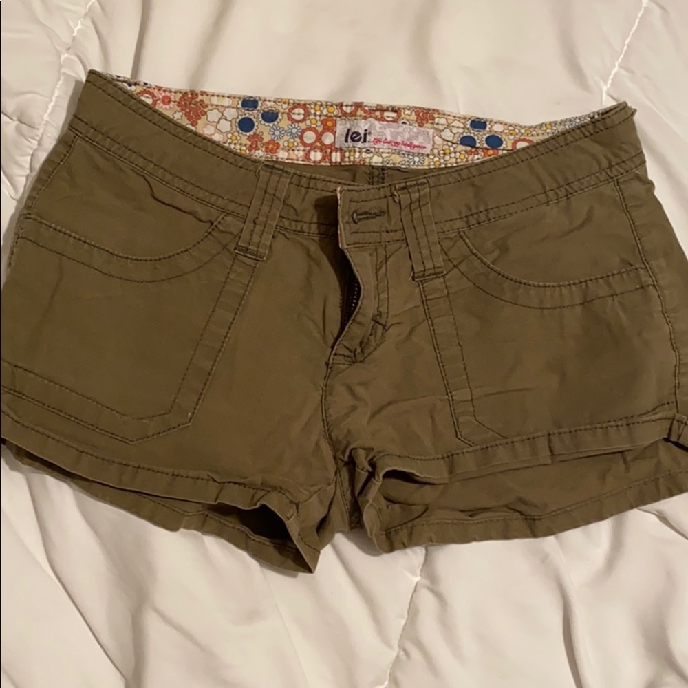 L.E.I short shorts, green camo size 0